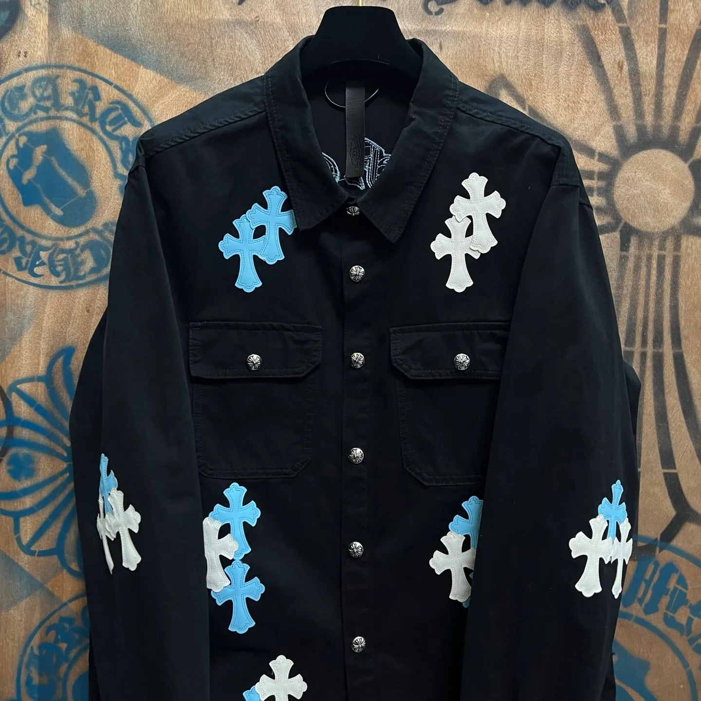 P610 Wang Zha has a new one! Heavy 15.5oz! Kill all market versions instantly! The price has bottomed out. Chrome Hearts Haute Couture Chrome Hearts patchwork leather denim jacket. The choice of high-grade twill denim custom-made fabrics is very important. It distinguishes the low version and wrong version of all pure black denim fabrics on the market. The cross patchwork leather is all imitation lambskin. All dyeing is completely restored without color difference. The inner leather label is first-layer calfskin. All hardware is 925 silver plated. It distinguishes all versions on the market. There is no better casual comparison in the market. Same style for men and women S-XL